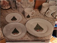 Set of Christmas Dishes. Salem Brand 1980s Set of