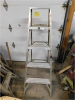 65 FOOT STEP LADDER WITH TOOL TRAY