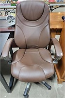BROWN LEATHER UPHOLSTERED OFFICE CHAIR
