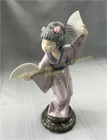 Lladro porcelaine figurine, Geisha holding 2 fans