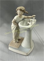 Lladro porcelaine figurine Girl at Sink Figurine