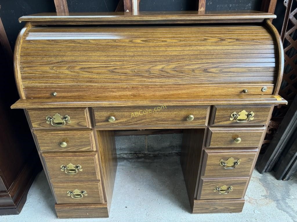 Beautiful oak roll top desk with 9 drawers with