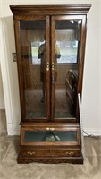 Nice Lighted Glass Front Gun Cabinet w/Key