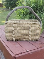 VTG LARGE WOVEN WICKER BASKET TREE LIMB HANDLE