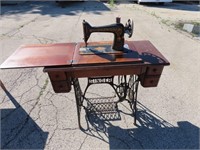 Antique Singer Sewing machine w/stand.