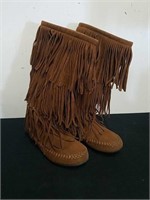 Size 9 m boots with fringe