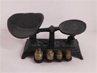 Small cast iron balance scale w/ pan & weights,