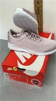 WOMENS NIKE RUNNING SHOES SIZE 6 NEW IN BOX