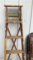 Wood ladder, 4 steps, not tested