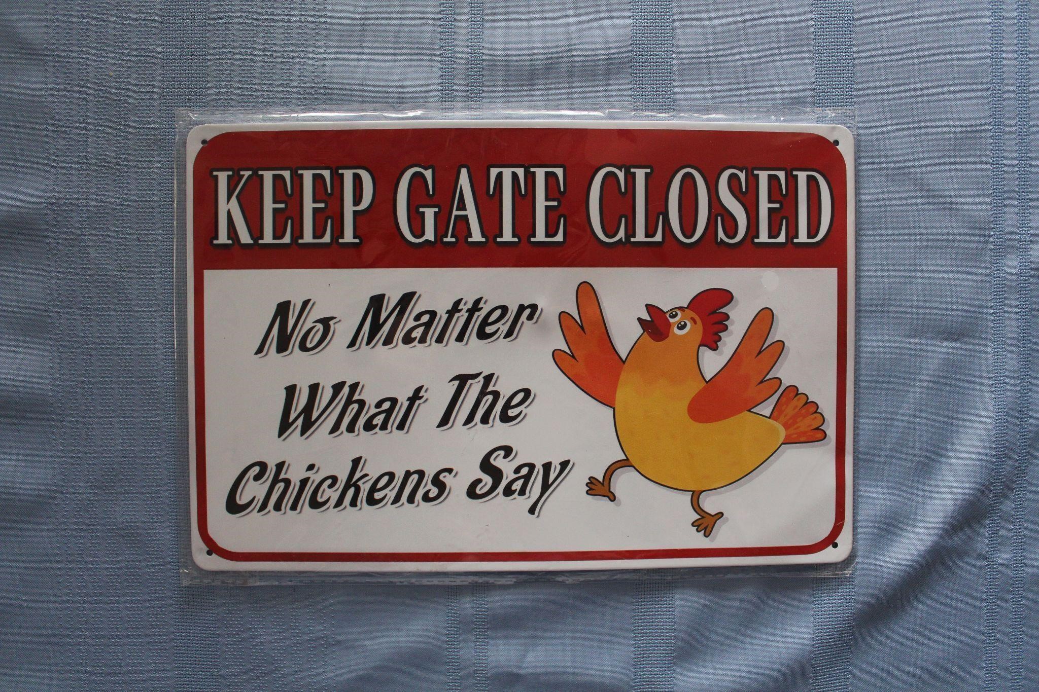 Retro Tin Sign: Keep Gate Closed