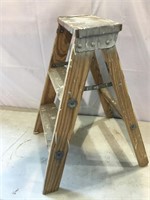 2’ Wooden Step Ladder