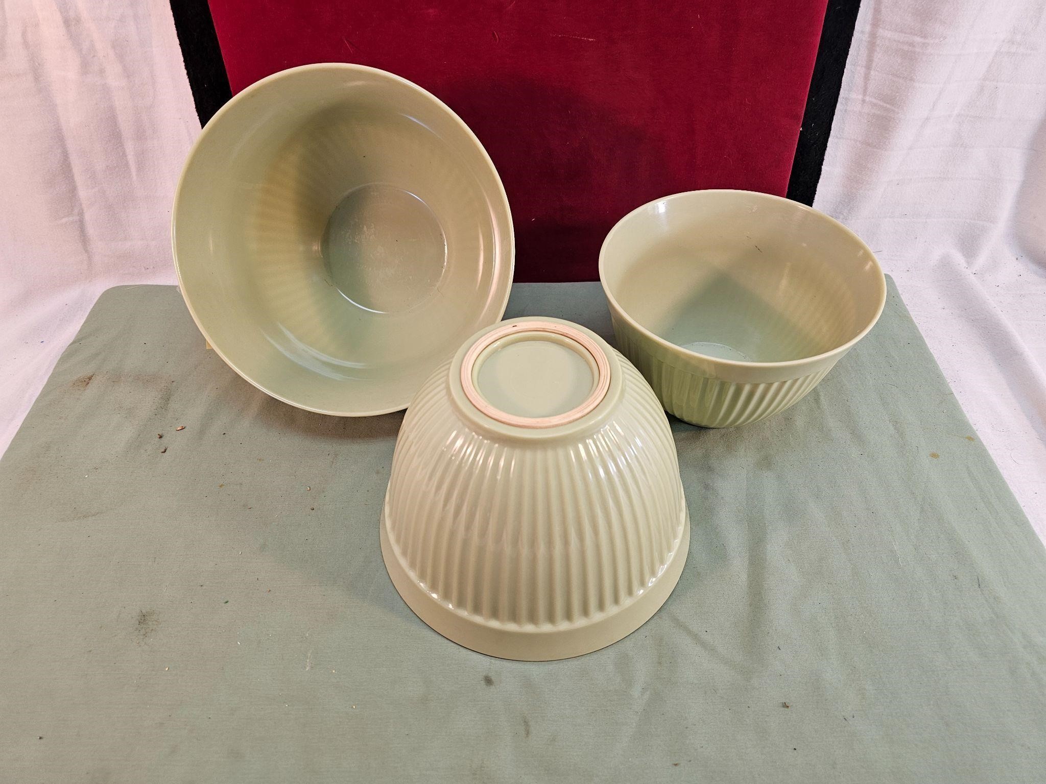 3 VINTAGE GREEN PLASTIC MIXING BOWLS