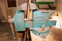 Bench vise