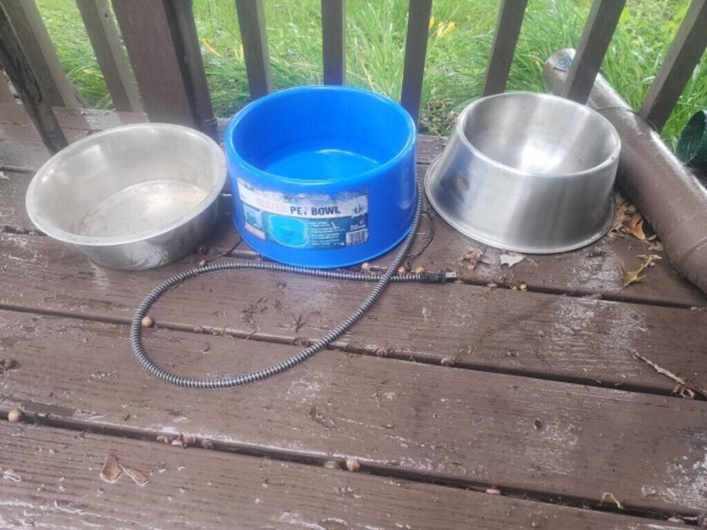 Two dog bowls one is heated.