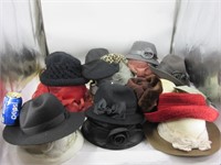 Plusieurs chapeaux d'époque