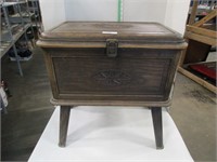 Wooden look chest/cooler w/clasp & hinges