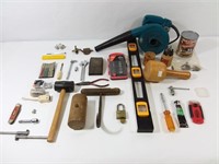 Lot d'outils variés dont souffleuse Makita