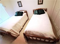 PAIR OF TWIN BEDS WITH CREAM BEDDING & BEDSPREADS