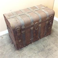 ANTIQUE STEAMER TRUNK, RUSTED