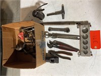 Mixed lot of tools and oil cans