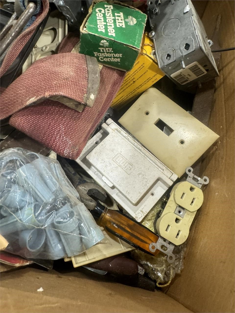 BOX OF ELECTRICAL ITEMS