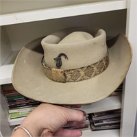 G327 Well loved Safari hat plus Safari magazines