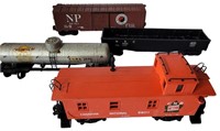 FOUR VINTAGE LIONEL TRAIN CARS INCLUDING CABOOSE