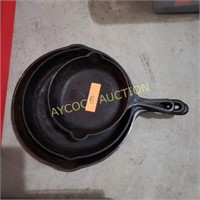 Set of 3 cast iron frying pans