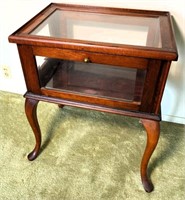 quality made- end table / display cabinet / curio