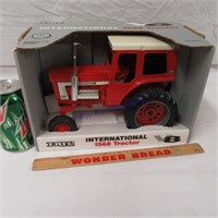 Ertl International 1568 tractor 1/16 scale