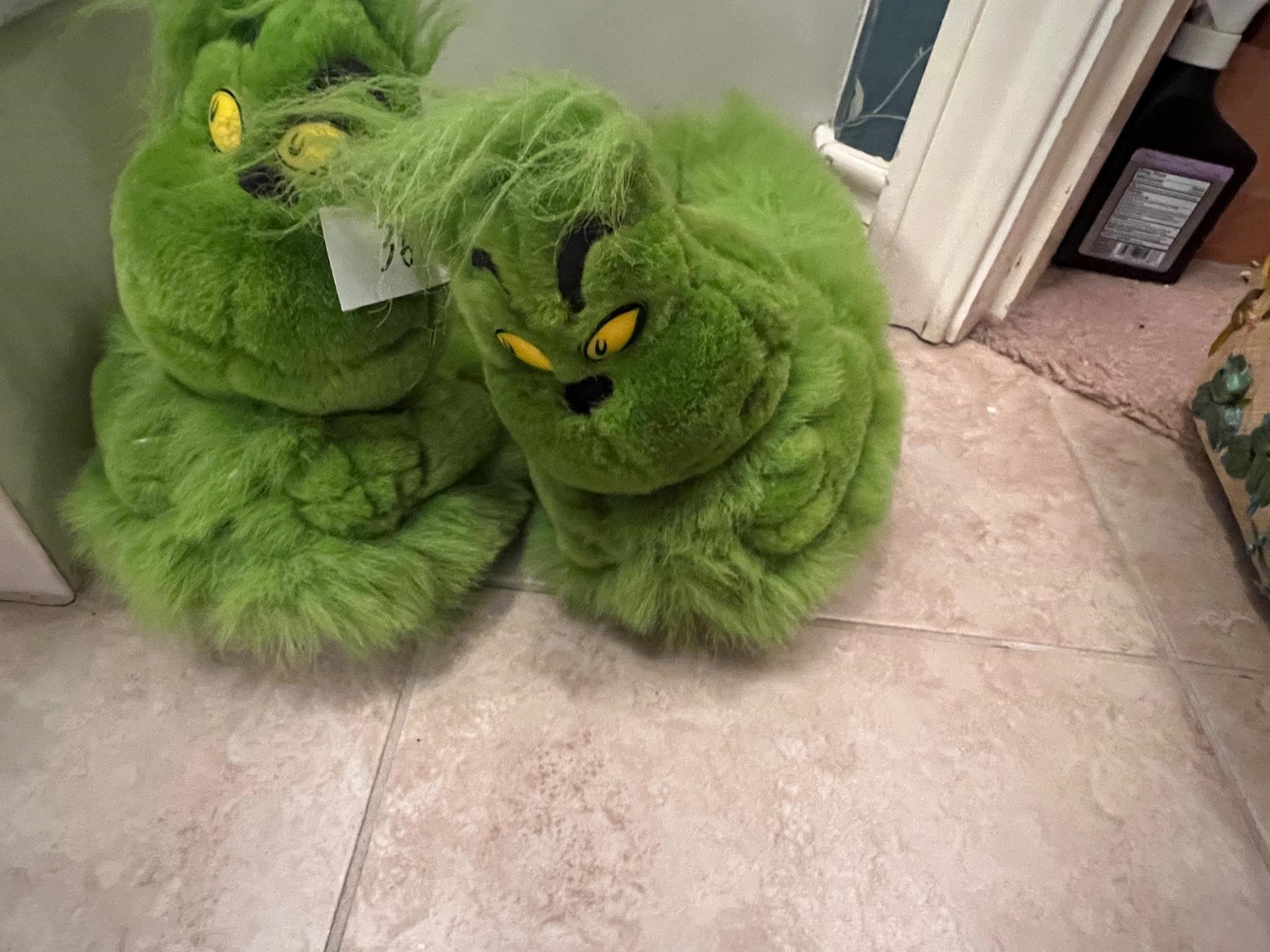 GRINCH SLIPPERS SZ 5-6 1/2