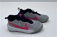 NIKE KIDS SHOES - SIZE 6Y