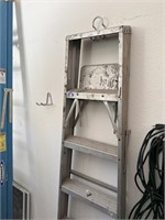 ALUMINUM LADDER