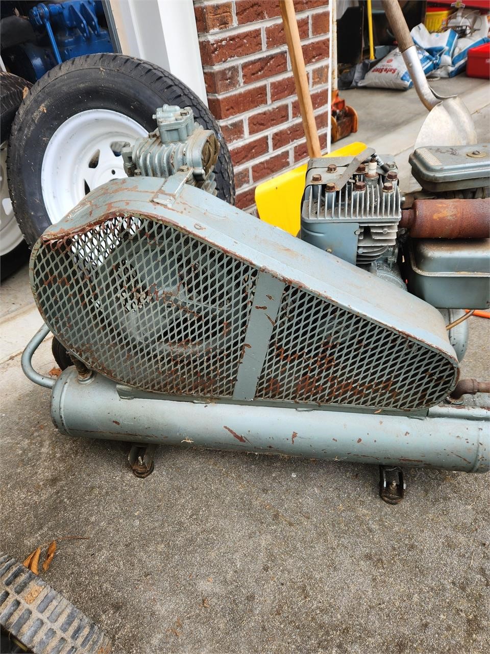 Vintage Briggs & Stratton Air Compressor