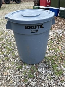 Brute Rubbermaid 32Gallon Trash Can