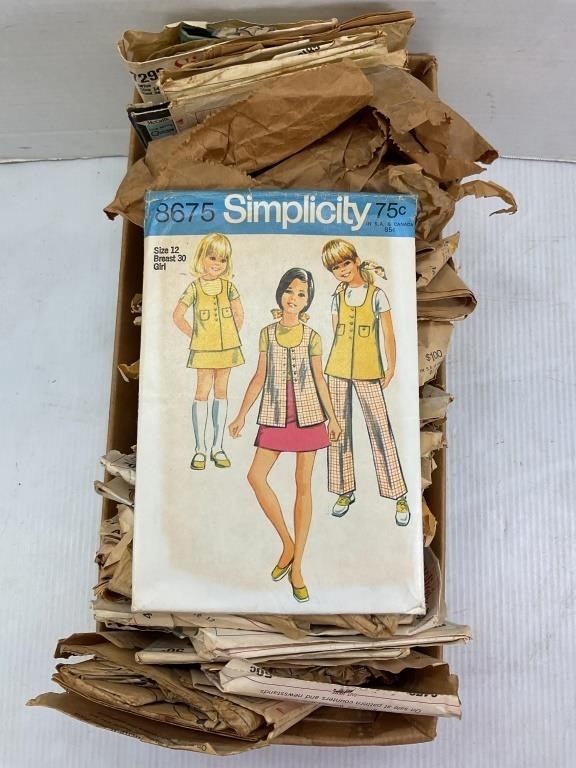 LARGE LOT OF VINTAGE SIMPLICITY SEWING PATTERNS