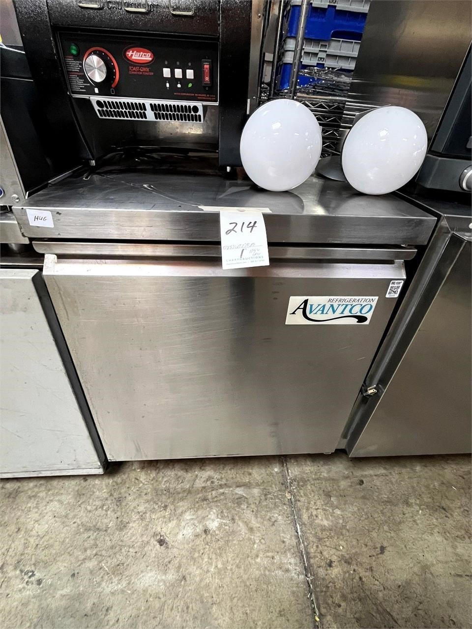 AVANTCO S/S 27" UNDERCOUNTER REFRIGERATOR +CASTERS