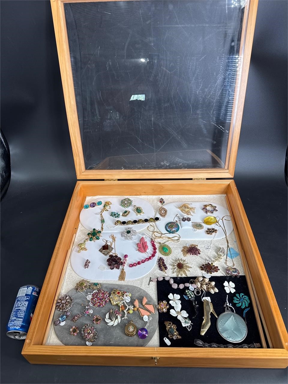 NICE DEALER LOT OF ANTIQUE COSTUME JEWELRY IN CASE