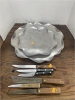 2 aluminum trays and cooking knives