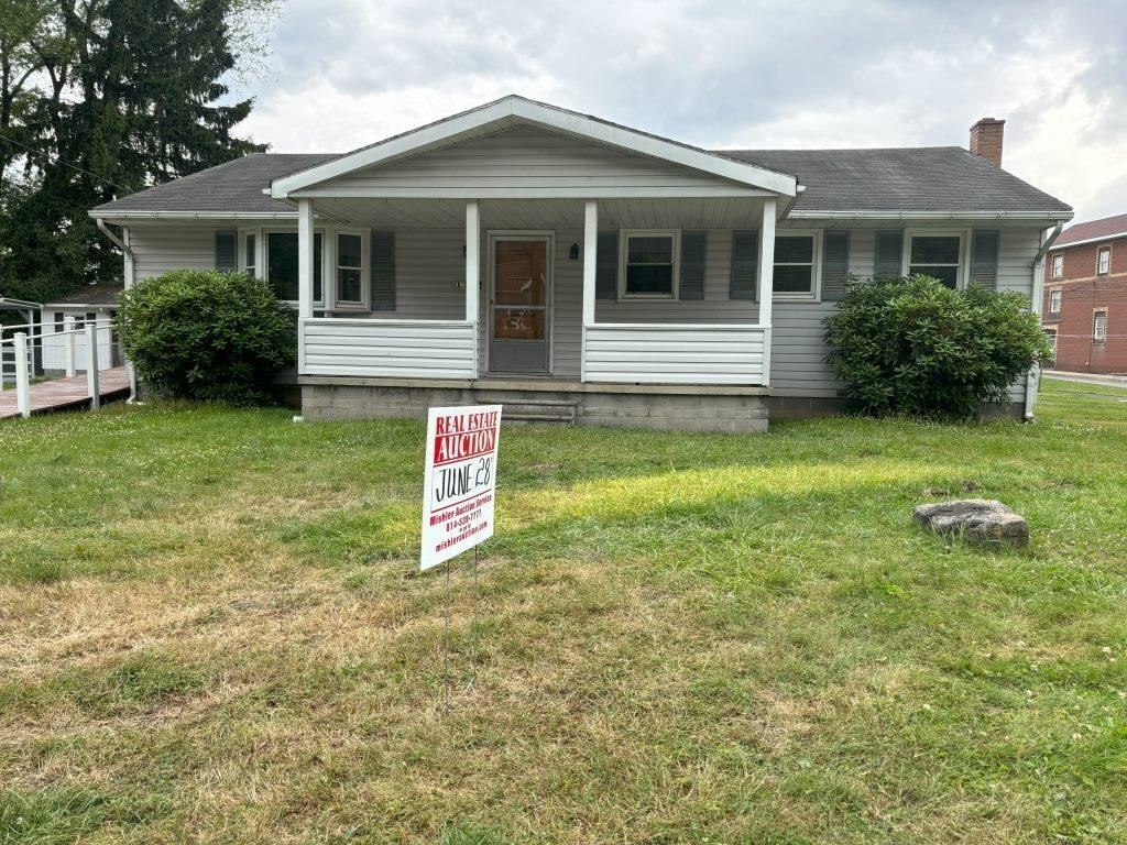 3 BR home w Hardwoord Floors and Outdoor Shed