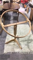 Round quilting hoop with adjustable height and