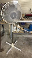 Duracraft- oscillating stand fan- 16 inches