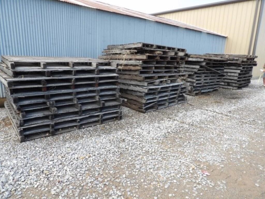 4 STACKS OF LARGE WOOD PALLETS