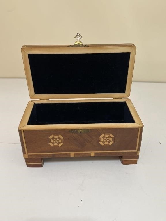 Jewelry box does have unglued legs