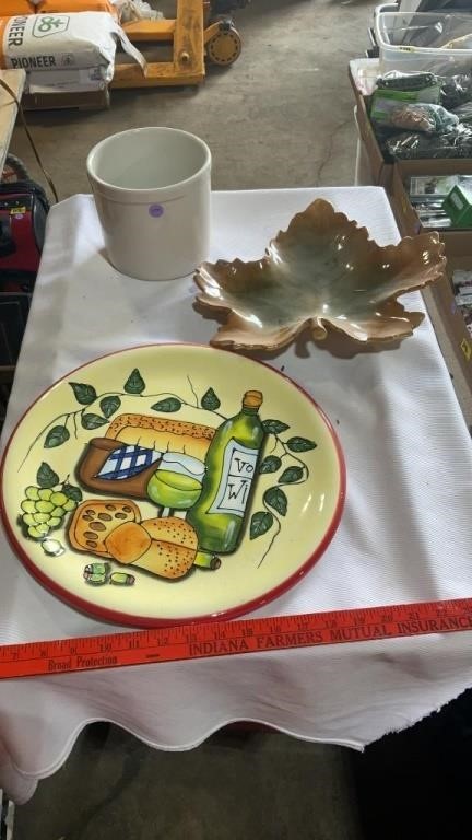 Decorative plates, crock.