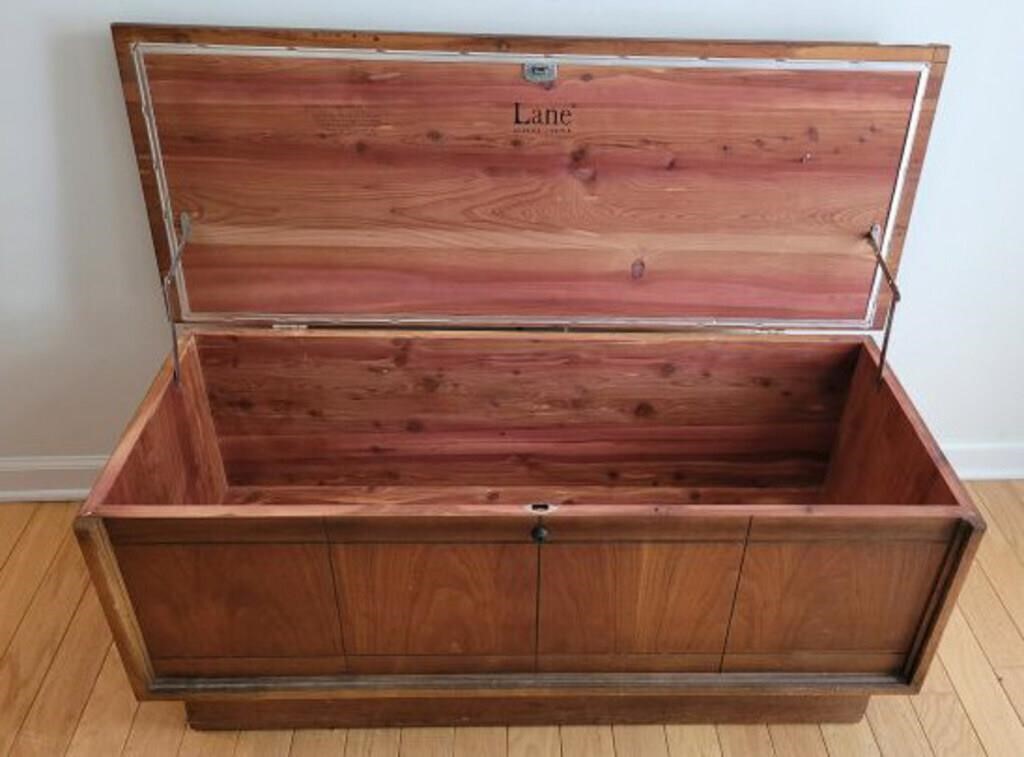 LANE CEDAR CHEST (LOCK HAS BEEN REMOVED)