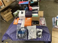 1 LOT FLAT OF ASST ELECTRONIC ITEMS: BENGOO WIRED
