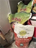 3 bags insect yard dust. 2-full, 1-partial bag