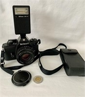 Nikon EM 35 mm camera film, avec flash, lentille