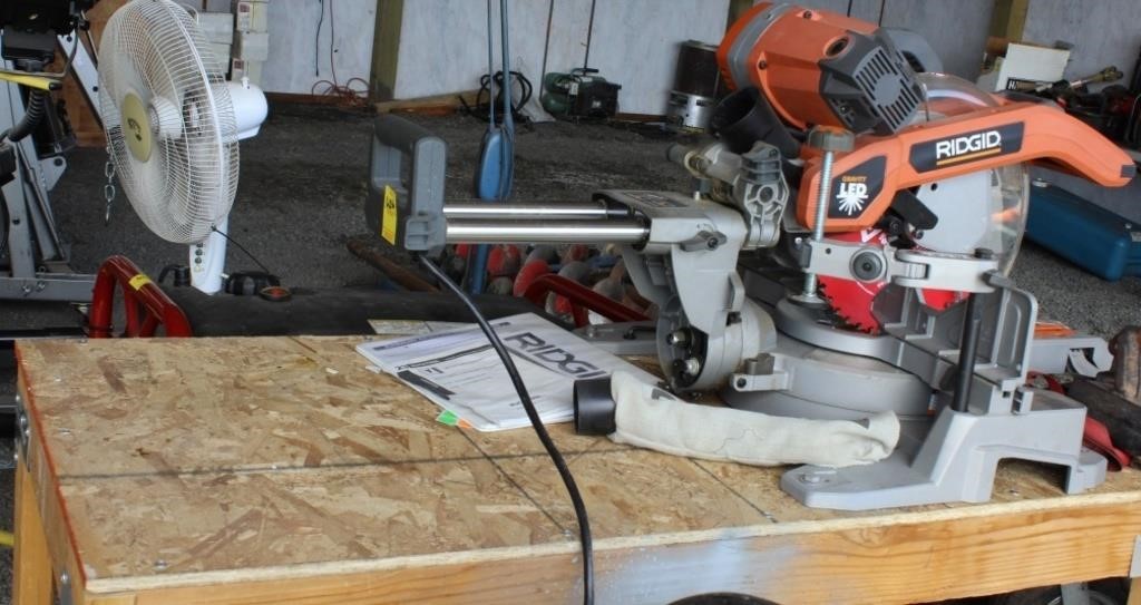 Portable tablesaw work bench with Ridgid chopsaw